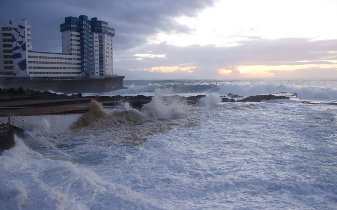 Precaución ante el fuerte oleaje en la costa de Tacoronte