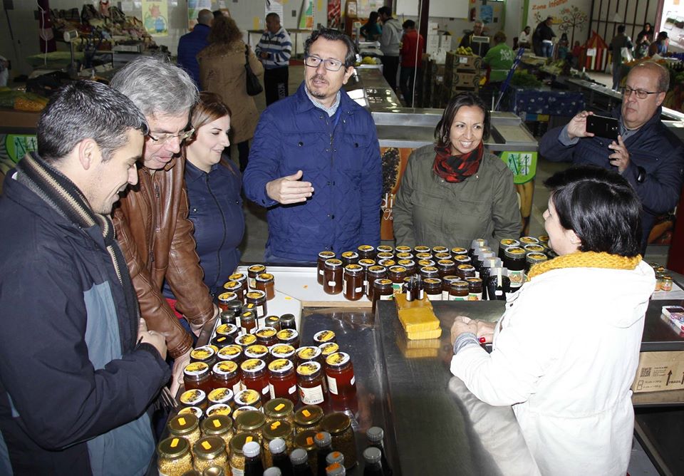 Visita del consejero autonómico de Agricultura, Narvay Quintero, al Mercadillo del Agricultor