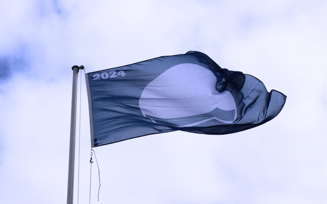 La Bandera Azul regresa un año más a la playa de La Arena