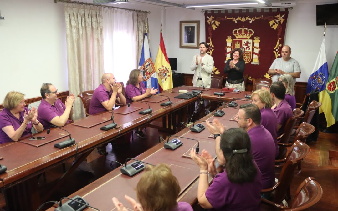 La alcaldesa de Tacoronte recibe en el Ayuntamiento al Grup de Danses D´Ontinyent de Valencia