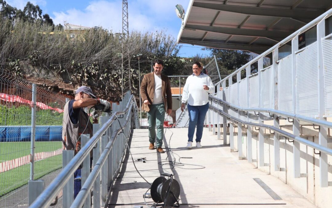 Recta final de los trabajos de mantenimiento y mejora de la accesibilidad en el Campo de Fútbol de Barranco Las Lajas